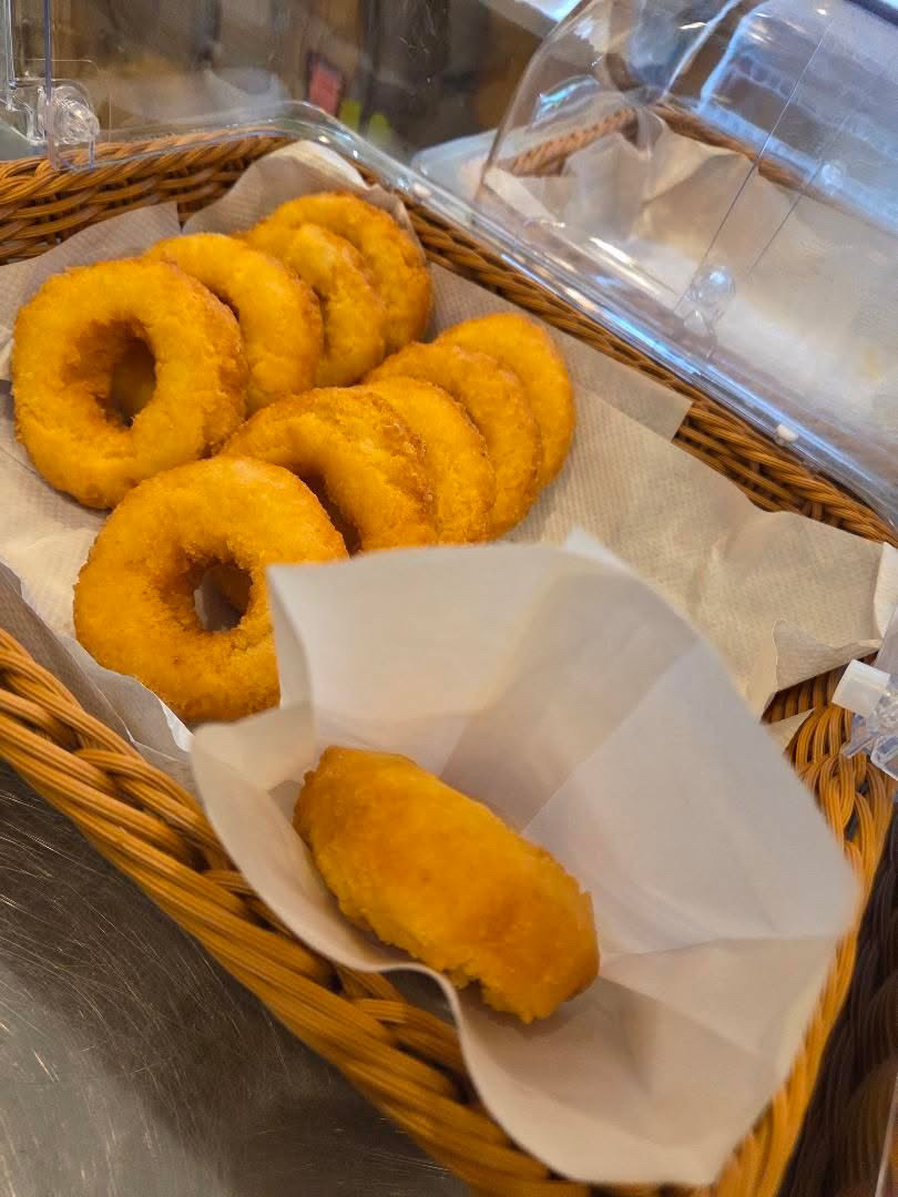 カゴに並んだMarumi Kitchen Nicoの手ごねドーナツ